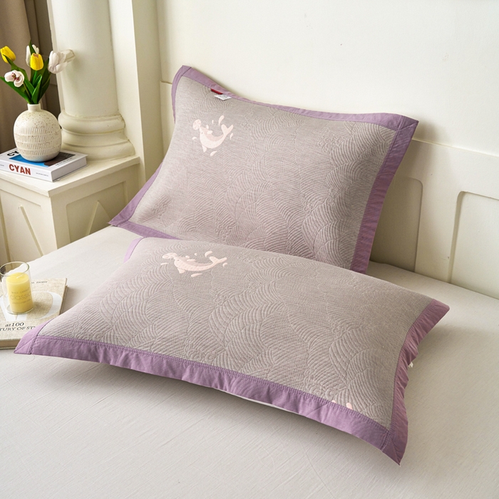 91家纺网 家纺一手货源 找家纺 棠薇家纺 2025新款简约包边款枕巾纯棉枕巾夹绵枕巾透气吸汗 顽皮海豚枕巾