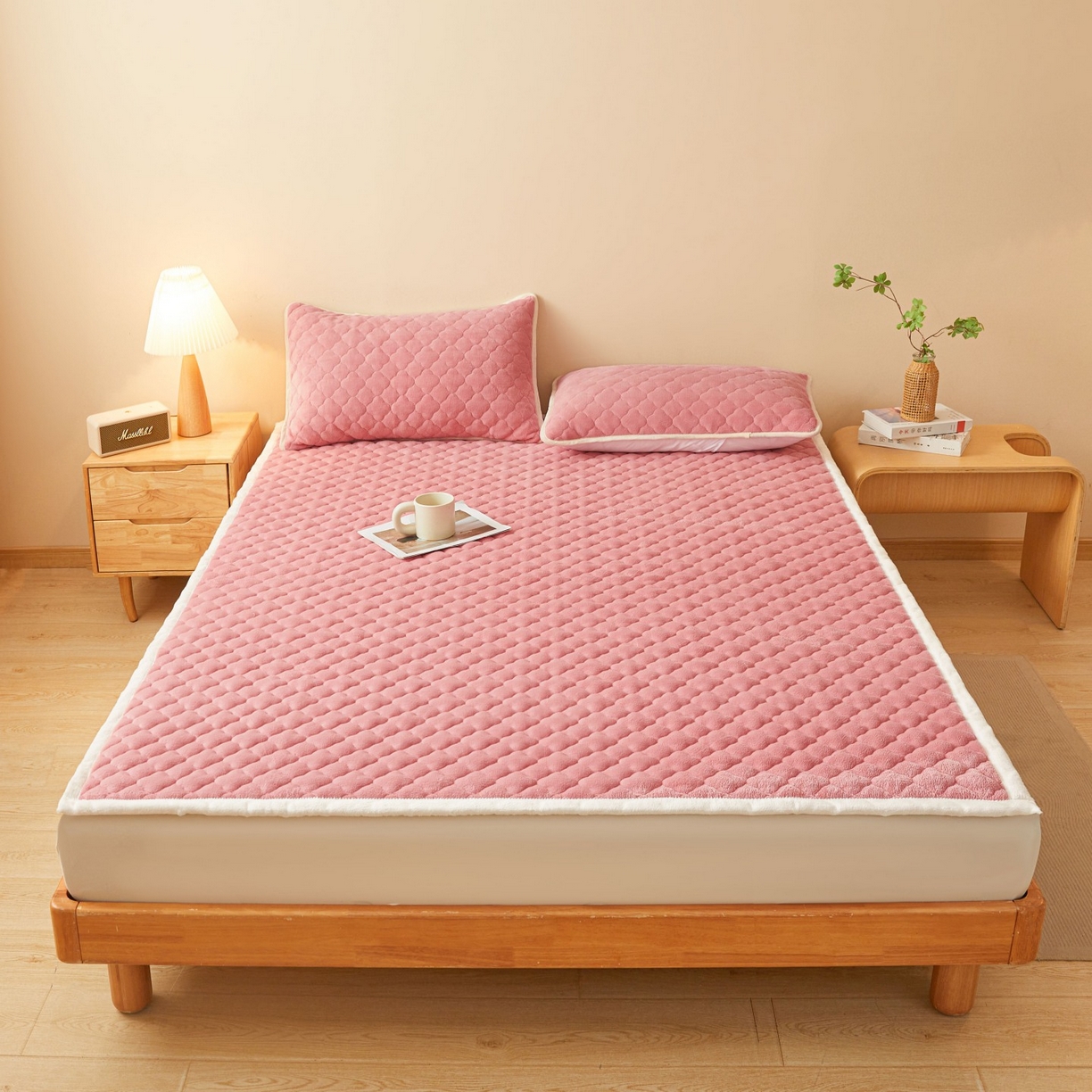 91家纺网 家纺一手货源 找家纺 初心家纺 2025新款高克重牛奶绒印花夹棉床垫 豆沙粉