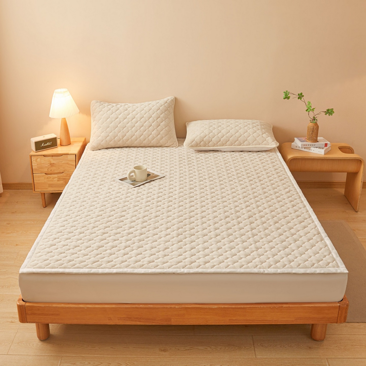 91家纺网 家纺一手货源 找家纺 初心家纺 2025新款高克重牛奶绒印花夹棉床垫 奶油白