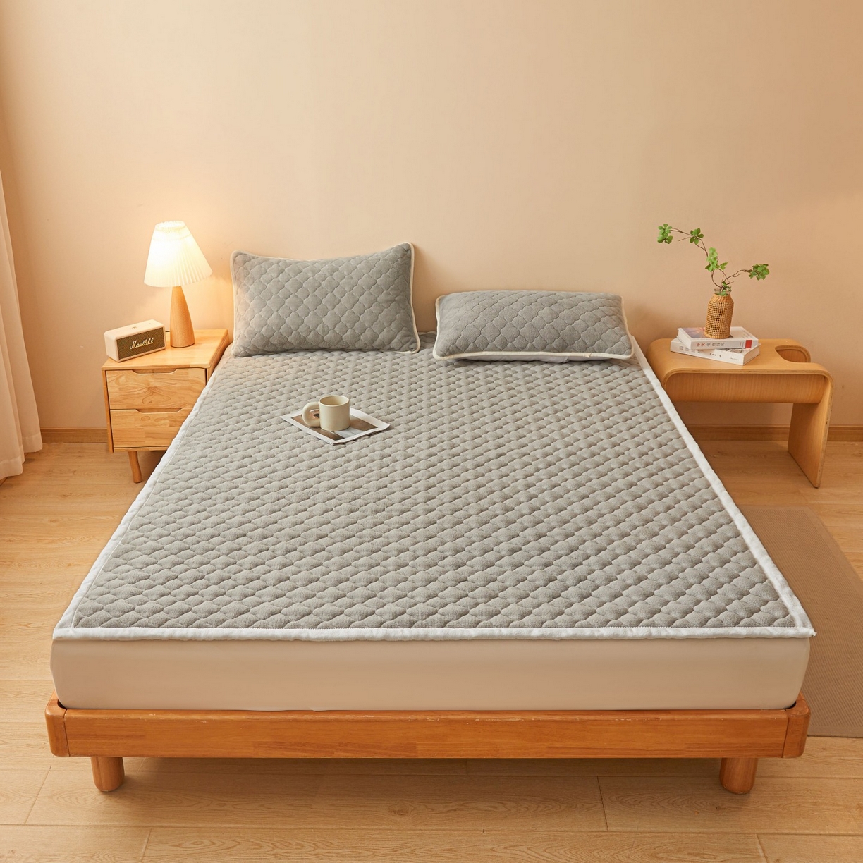 91家纺网 家纺一手货源 找家纺 （总）初心家纺 2025新款高克重牛奶绒印花夹棉床垫