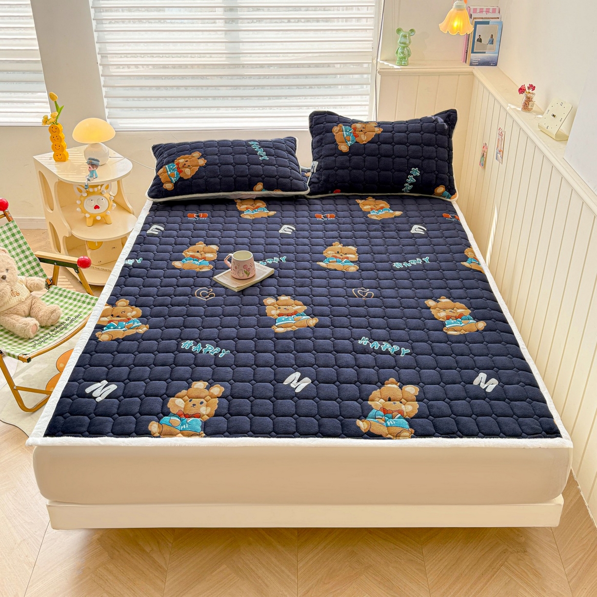 91家纺网 家纺一手货源 找家纺 初心家纺 2025新款高克重牛奶绒印花夹棉床垫 HAPPY狗