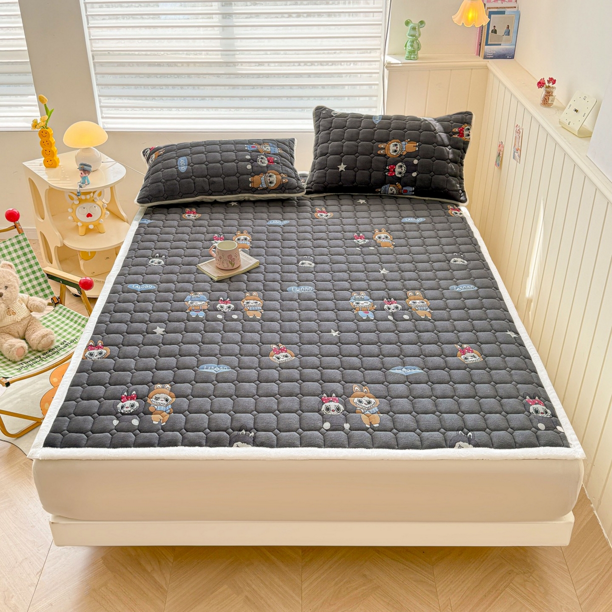 91家纺网 家纺一手货源 找家纺 初心家纺 2025新款高克重牛奶绒印花夹棉床垫 LA布布