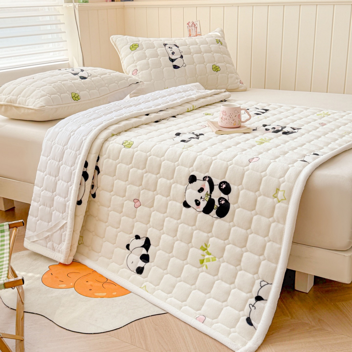 91家纺网 家纺一手货源 找家纺 初心家纺 2025新款高克重牛奶绒印花夹棉床垫 快乐国宝