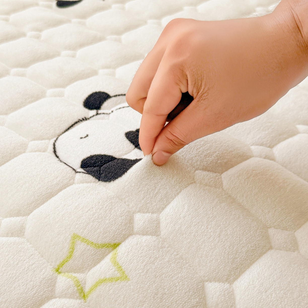 91家纺网 家纺一手货源 找家纺 初心家纺 2025新款高克重牛奶绒印花夹棉床垫 快乐国宝