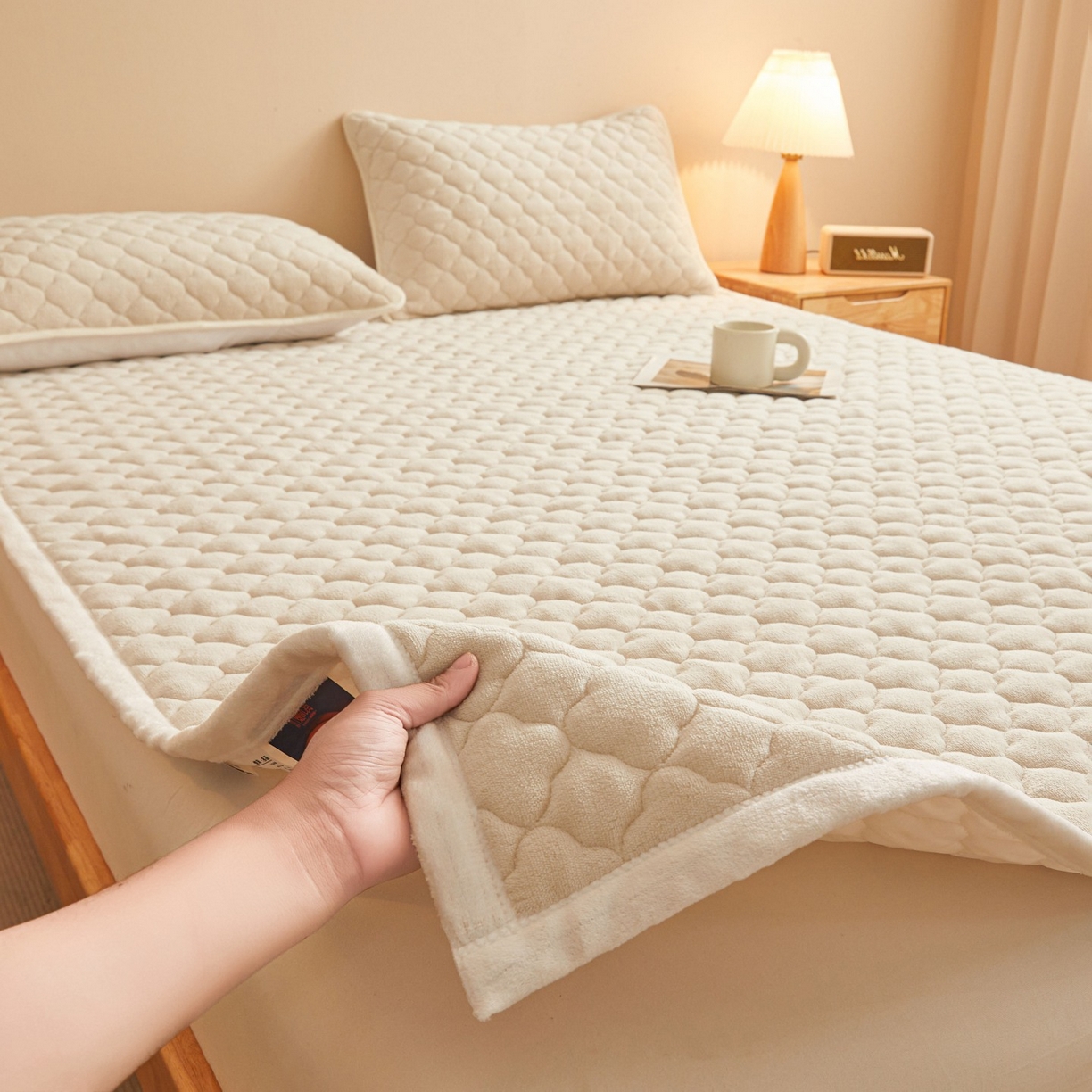 91家纺网 家纺一手货源 找家纺 初心家纺 2025新款高克重牛奶绒印花夹棉床垫 奶油白