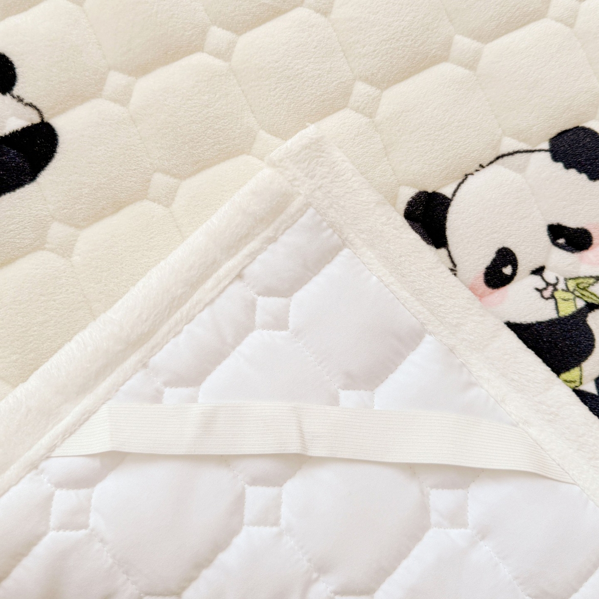 91家纺网 家纺一手货源 找家纺 初心家纺 2025新款高克重牛奶绒印花夹棉床垫 快乐国宝