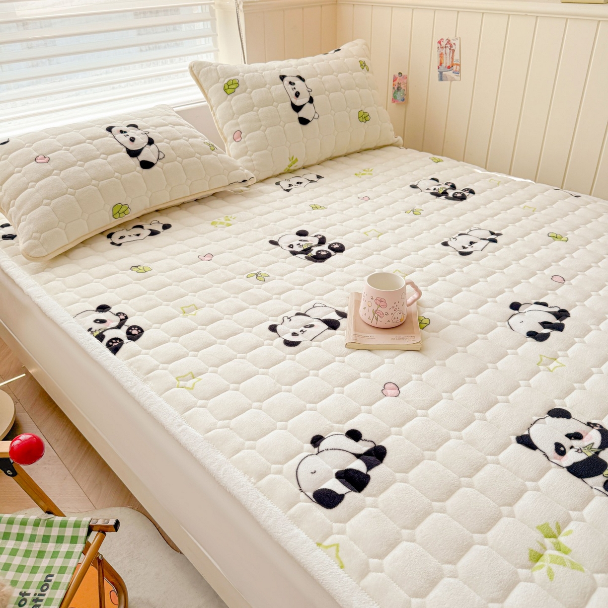 91家纺网 家纺一手货源 找家纺 初心家纺 2025新款高克重牛奶绒印花夹棉床垫 快乐国宝