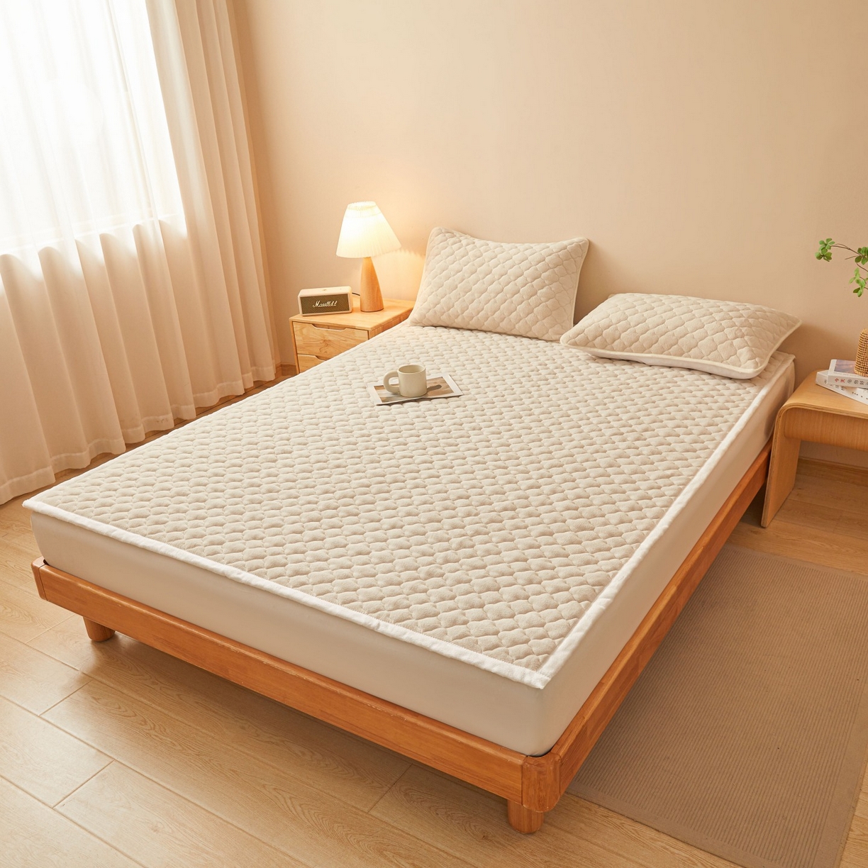 91家纺网 家纺一手货源 找家纺 初心家纺 2025新款高克重牛奶绒印花夹棉床垫 奶油白