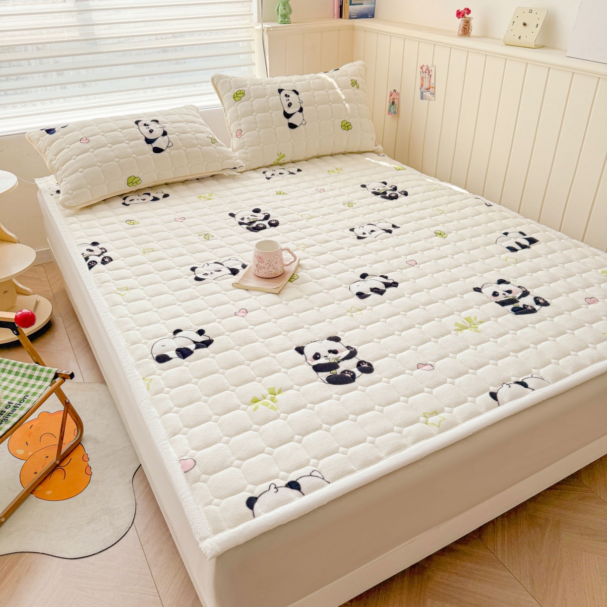 91家纺网 家纺一手货源 找家纺 初心家纺 2025新款高克重牛奶绒印花夹棉床垫 快乐国宝