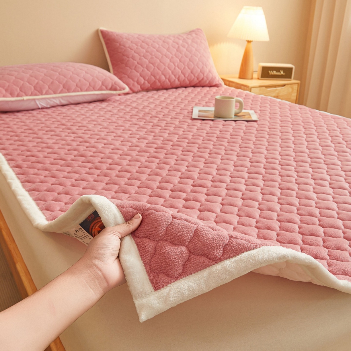 91家纺网 家纺一手货源 找家纺 初心家纺 2025新款高克重牛奶绒印花夹棉床垫 豆沙粉