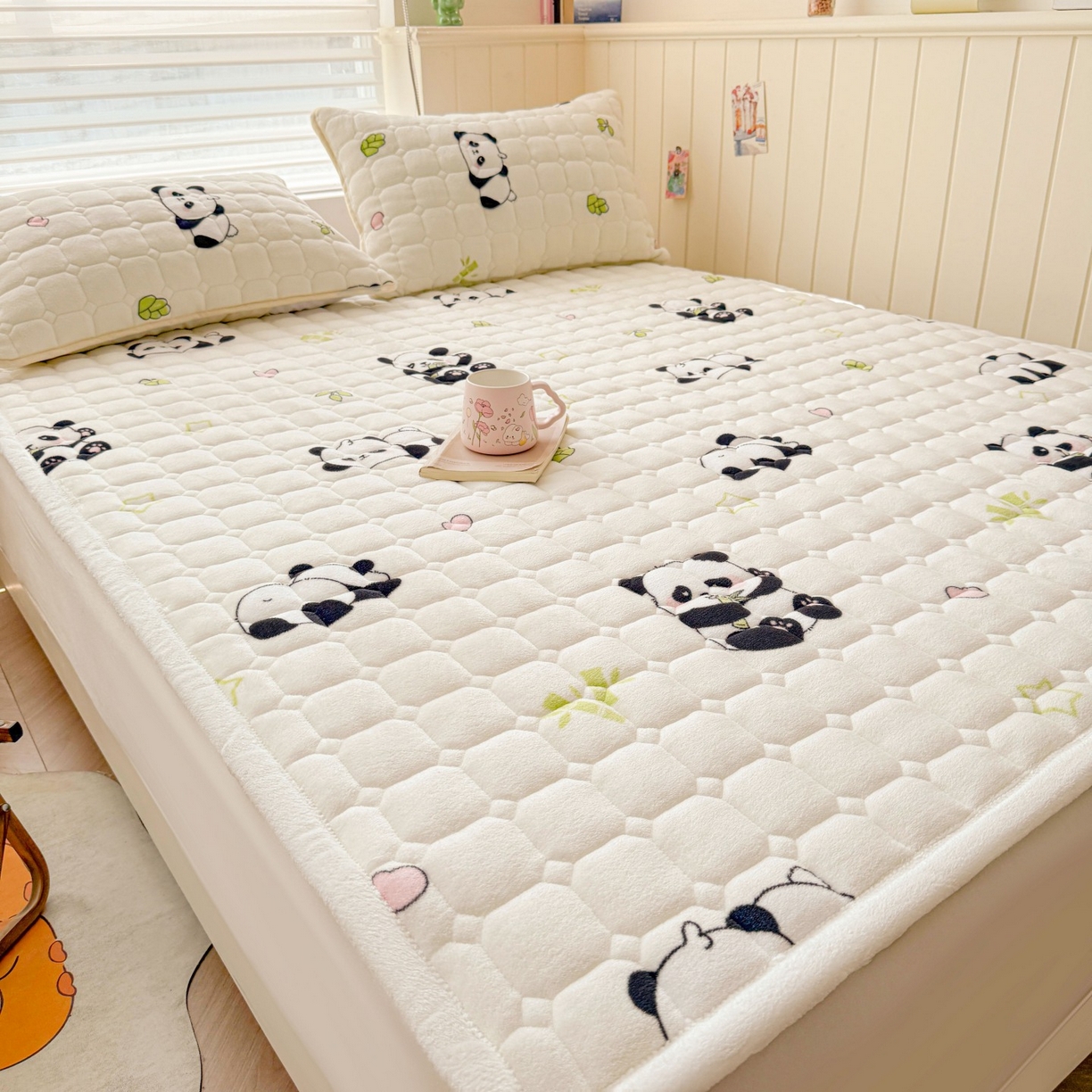 91家纺网 家纺一手货源 找家纺 初心家纺 2025新款高克重牛奶绒印花夹棉床垫 快乐国宝