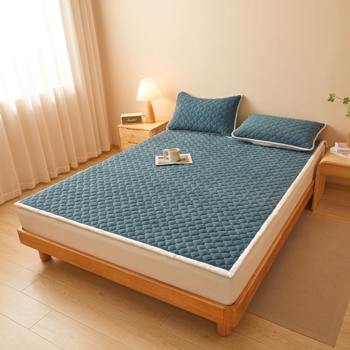 91家纺网 家纺一手货源 找家纺 初心家纺 2025新款高克重牛奶绒印花夹棉床垫 海洋蓝