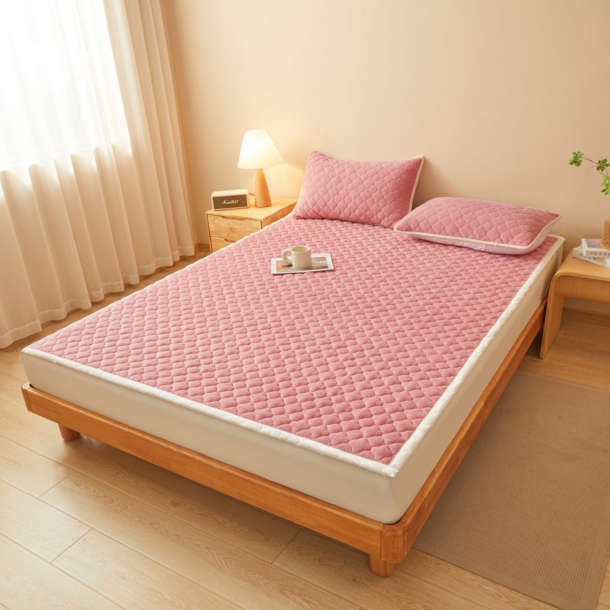 91家纺网 家纺一手货源 找家纺 初心家纺 2025新款高克重牛奶绒印花夹棉床垫 豆沙粉