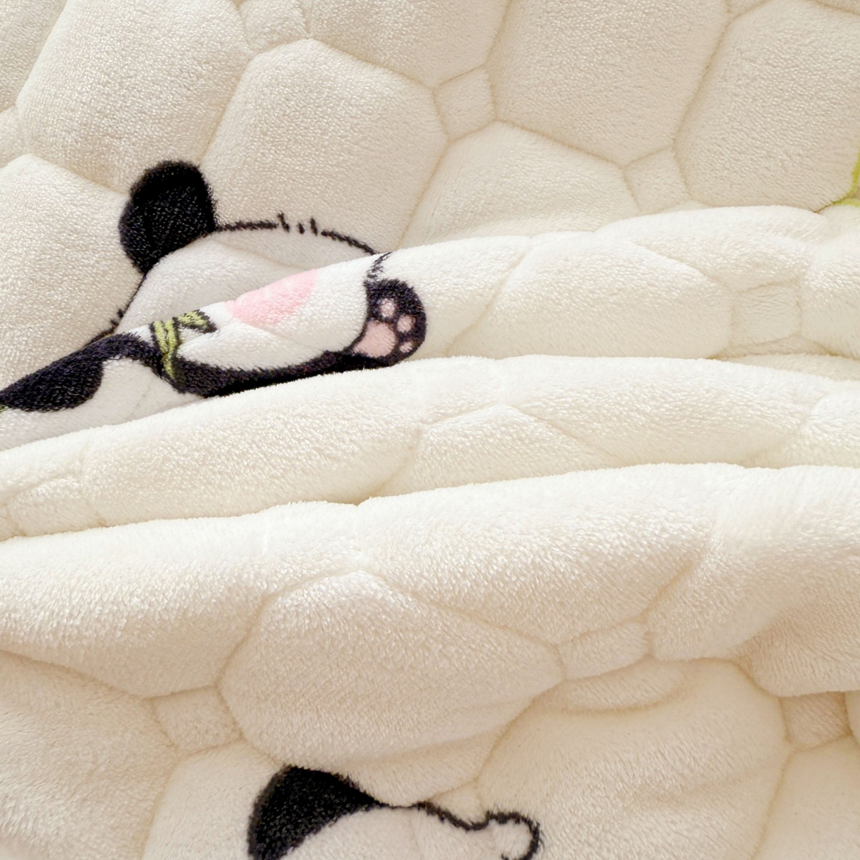 91家纺网 家纺一手货源 找家纺 初心家纺 2025新款高克重牛奶绒印花夹棉床垫 快乐国宝