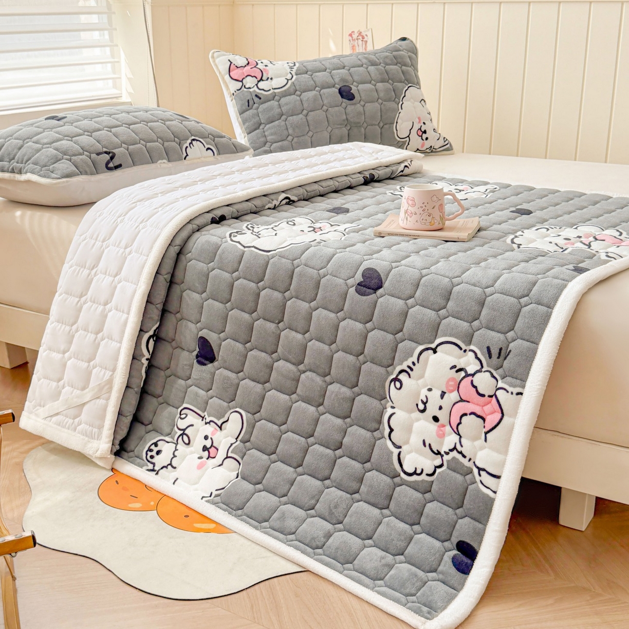 91家纺网 家纺一手货源 找家纺 初心家纺 2025新款高克重牛奶绒印花夹棉床垫 小狗日记