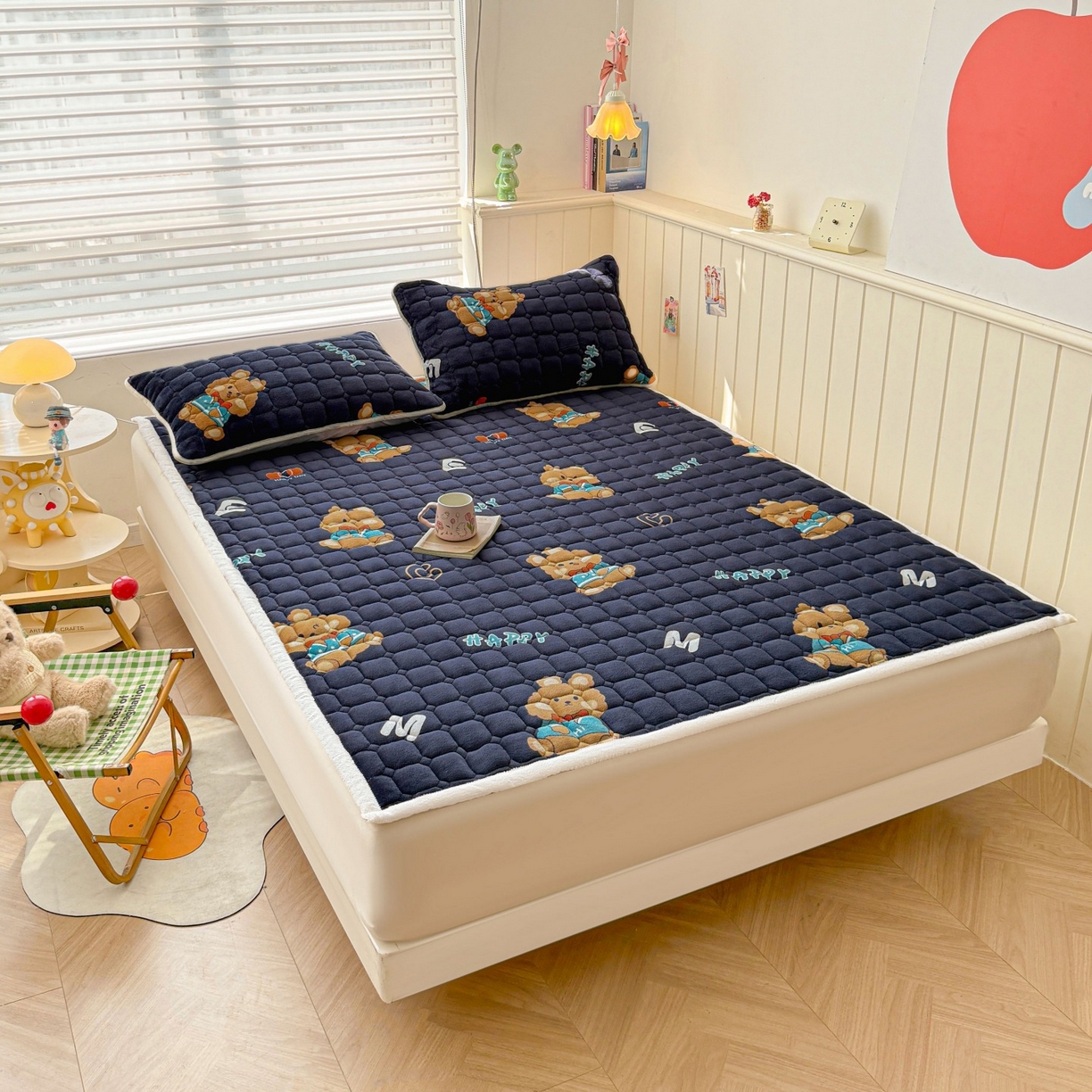 91家纺网 家纺一手货源 找家纺 初心家纺 2025新款高克重牛奶绒印花夹棉床垫 HAPPY狗