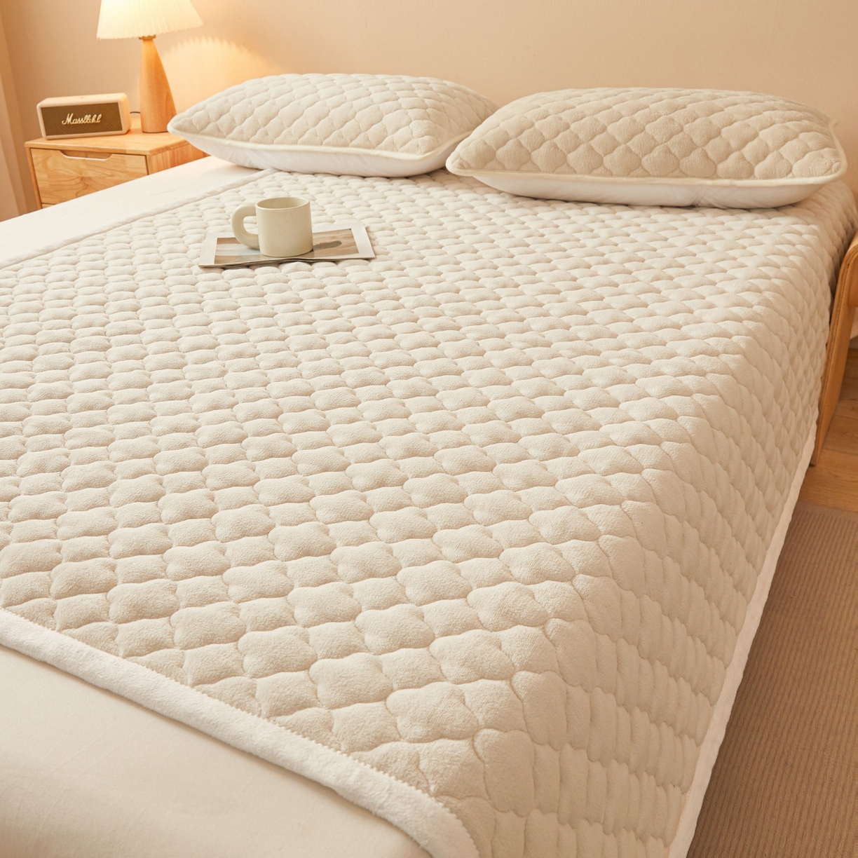 91家纺网 家纺一手货源 找家纺 初心家纺 2025新款高克重牛奶绒印花夹棉床垫 奶油白