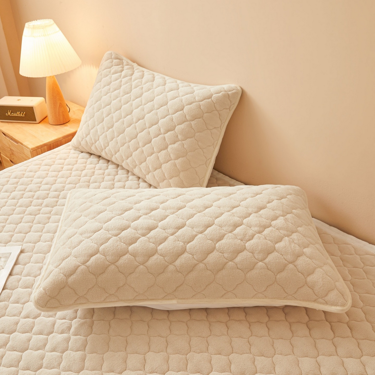 91家纺网 家纺一手货源 找家纺 初心家纺 2025新款高克重牛奶绒印花夹棉床垫 奶油白