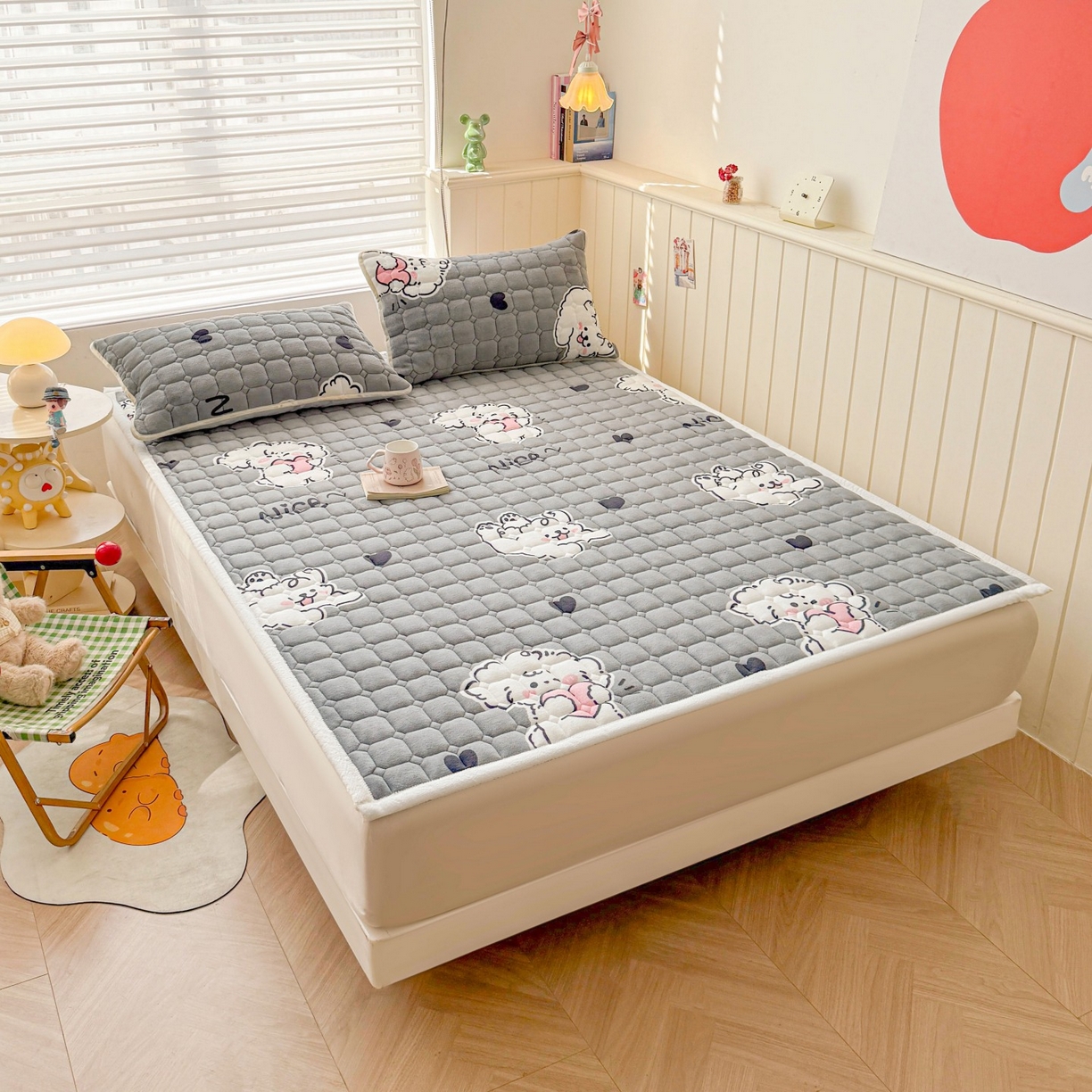 91家纺网 家纺一手货源 找家纺 初心家纺 2025新款高克重牛奶绒印花夹棉床垫 小狗日记