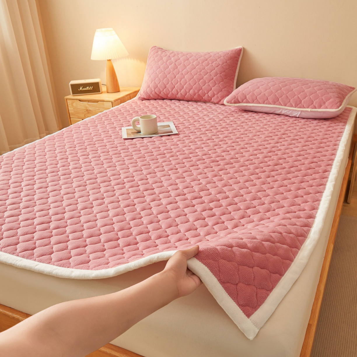 91家纺网 家纺一手货源 找家纺 初心家纺 2025新款高克重牛奶绒印花夹棉床垫 豆沙粉