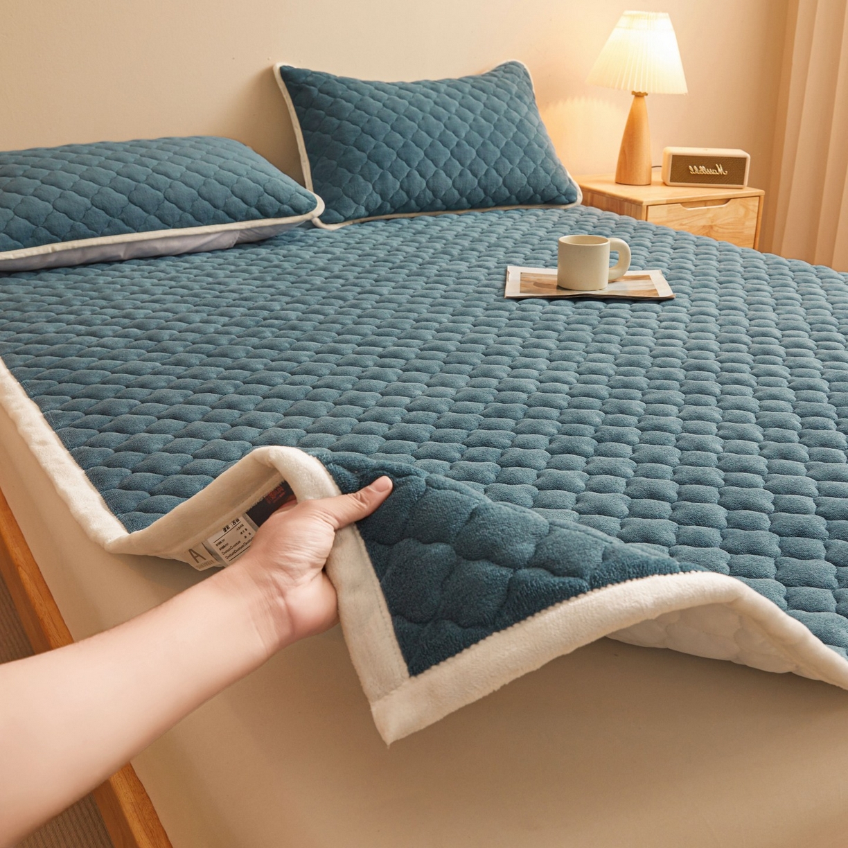 91家纺网 家纺一手货源 找家纺 初心家纺 2025新款高克重牛奶绒印花夹棉床垫 海洋蓝