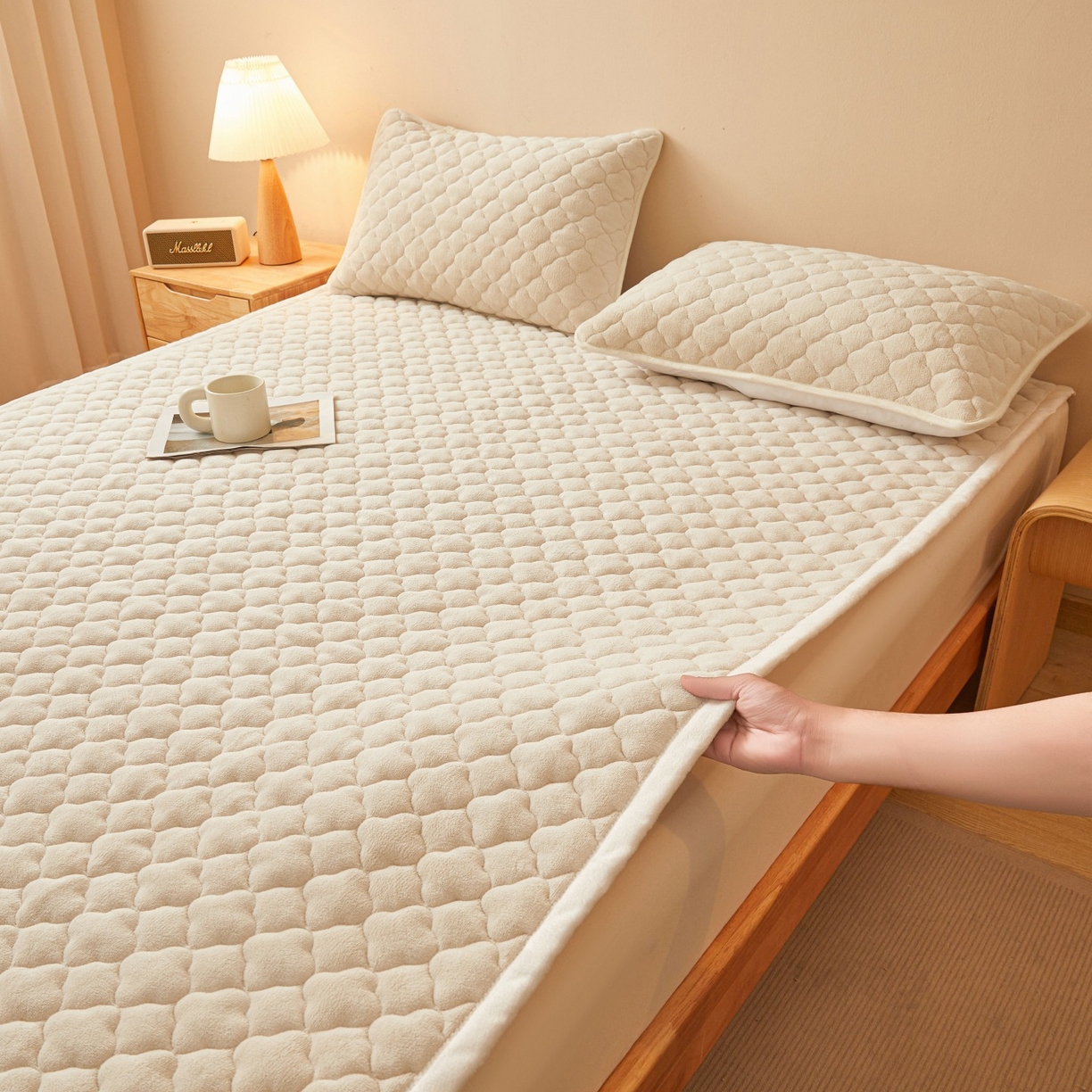 91家纺网 家纺一手货源 找家纺 初心家纺 2025新款高克重牛奶绒印花夹棉床垫 奶油白