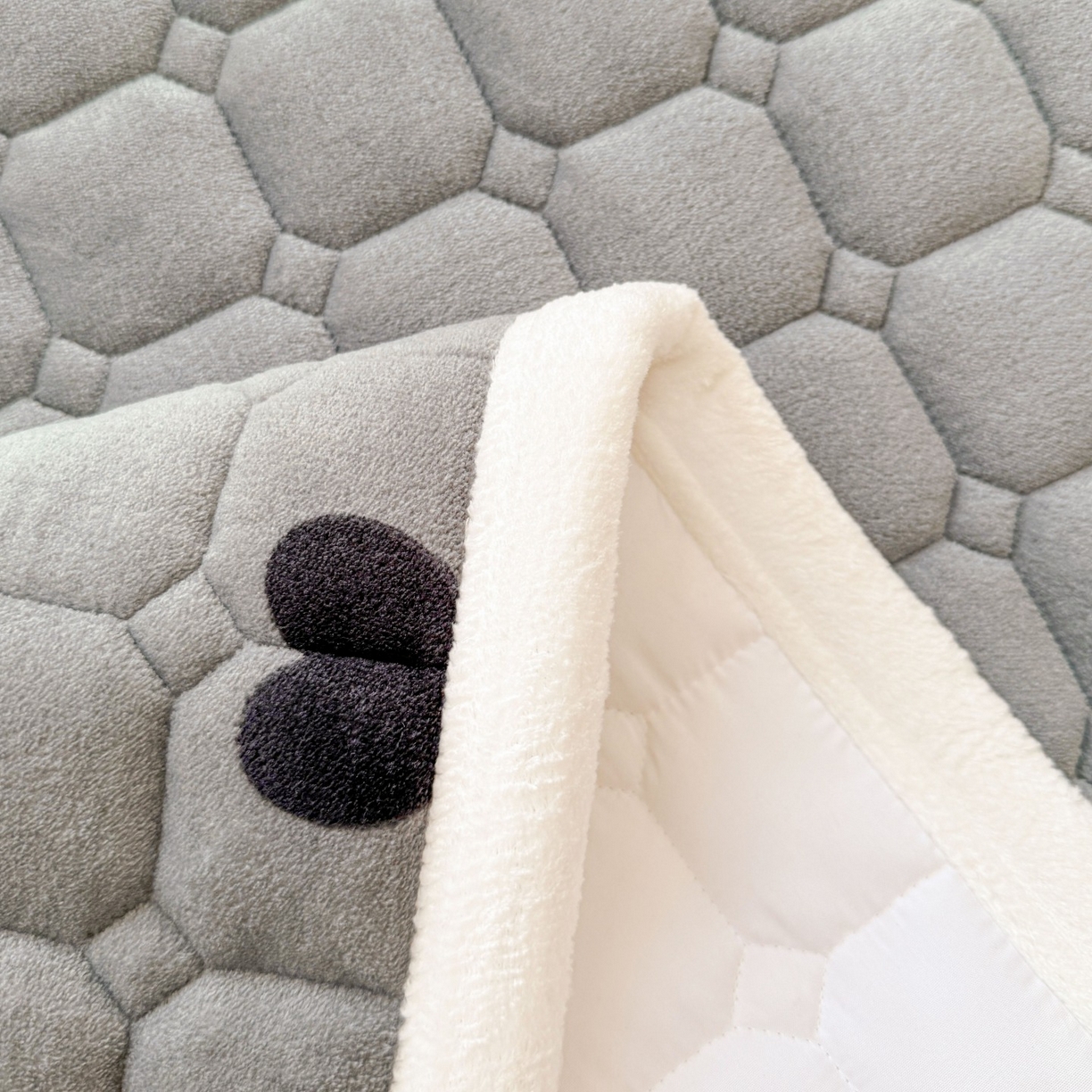 91家纺网 家纺一手货源 找家纺 初心家纺 2025新款高克重牛奶绒印花夹棉床垫 小狗日记