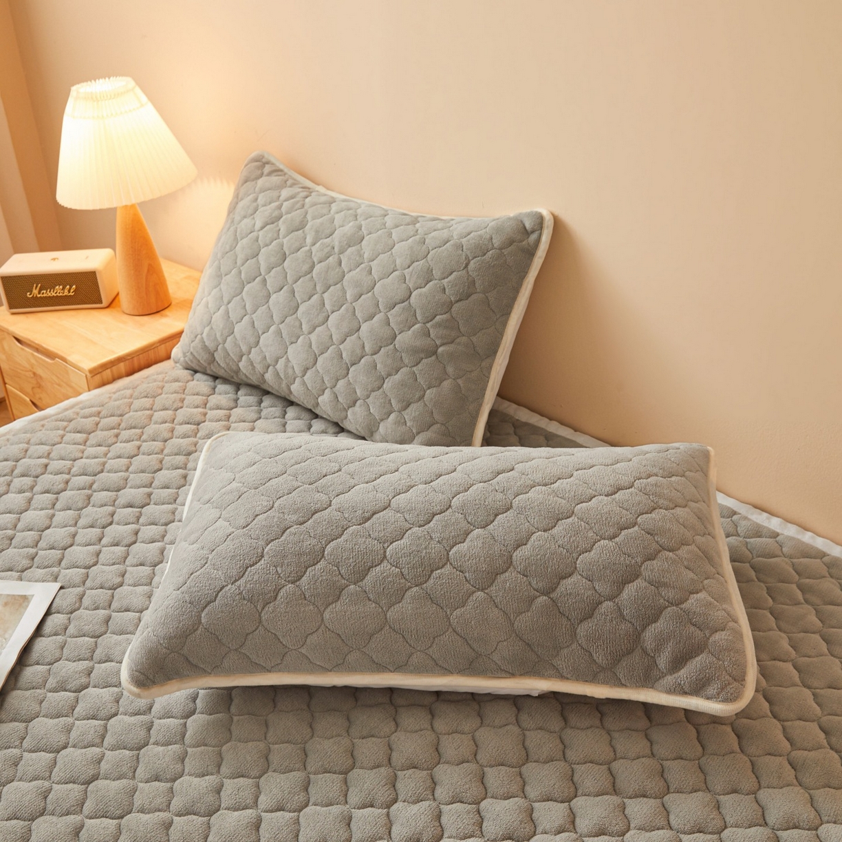 91家纺网 家纺一手货源 找家纺 初心家纺 2025新款高克重牛奶绒印花夹棉床垫 时尚灰