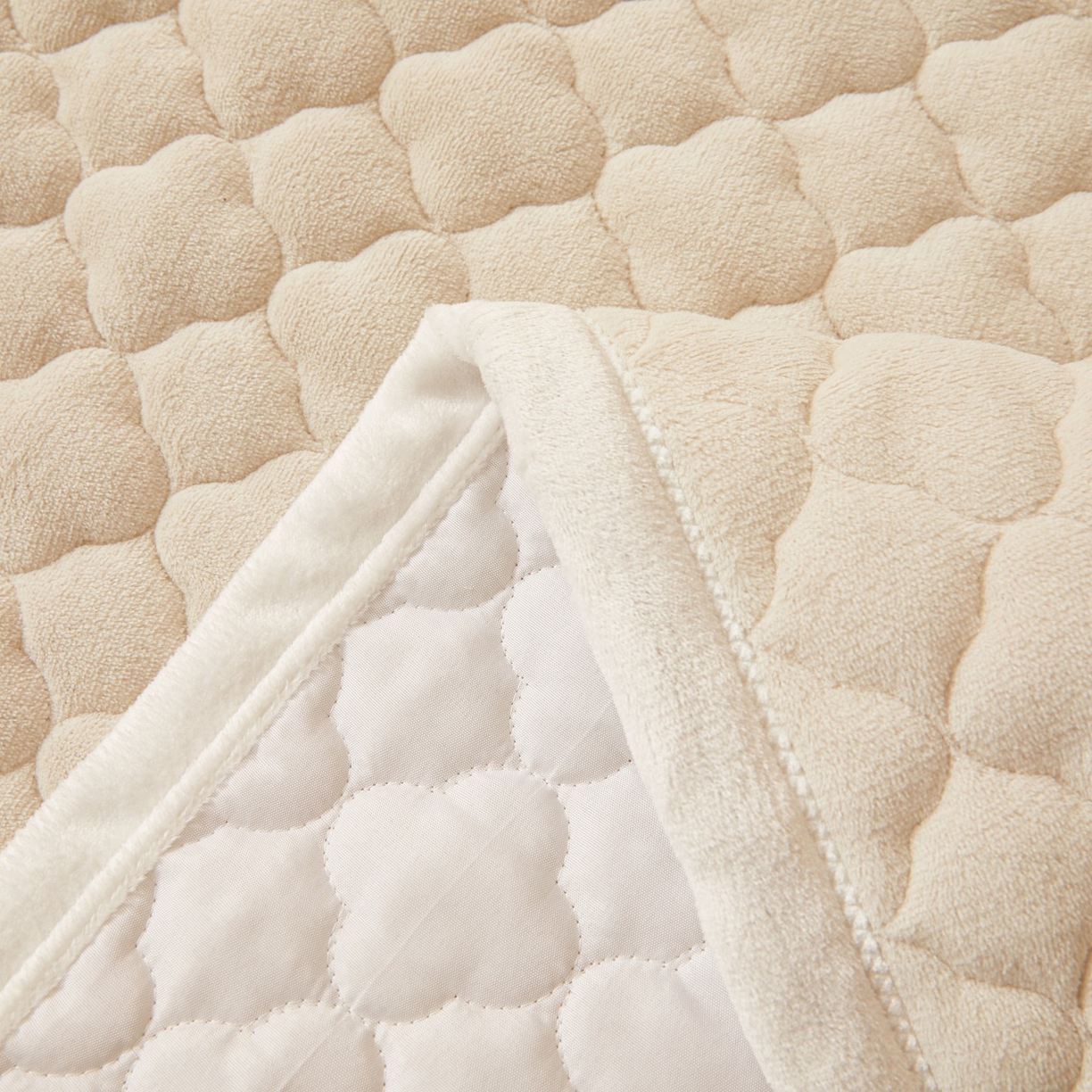 91家纺网 家纺一手货源 找家纺 初心家纺 2025新款高克重牛奶绒印花夹棉床垫 奶油白