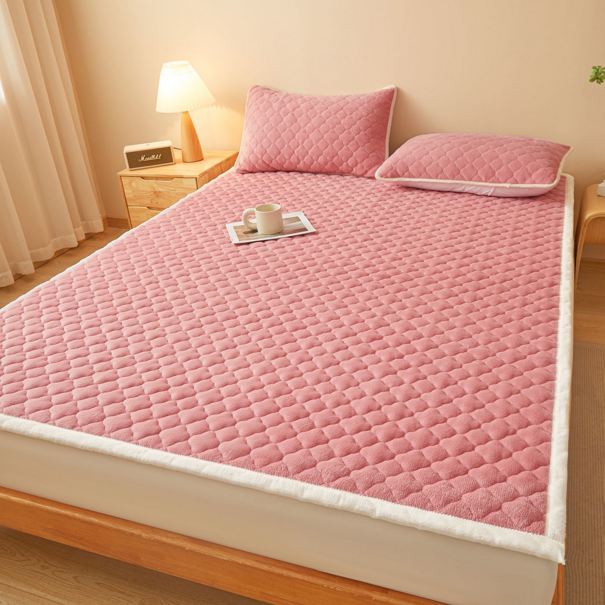 91家纺网 家纺一手货源 找家纺 初心家纺 2025新款高克重牛奶绒印花夹棉床垫 豆沙粉