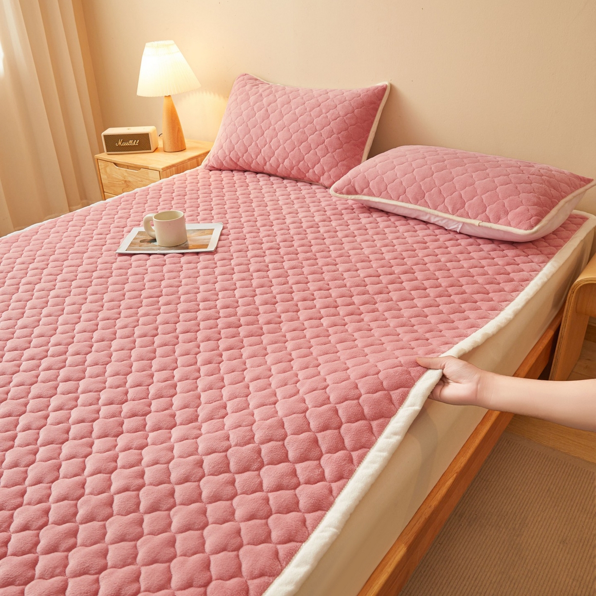 91家纺网 家纺一手货源 找家纺 初心家纺 2025新款高克重牛奶绒印花夹棉床垫 豆沙粉