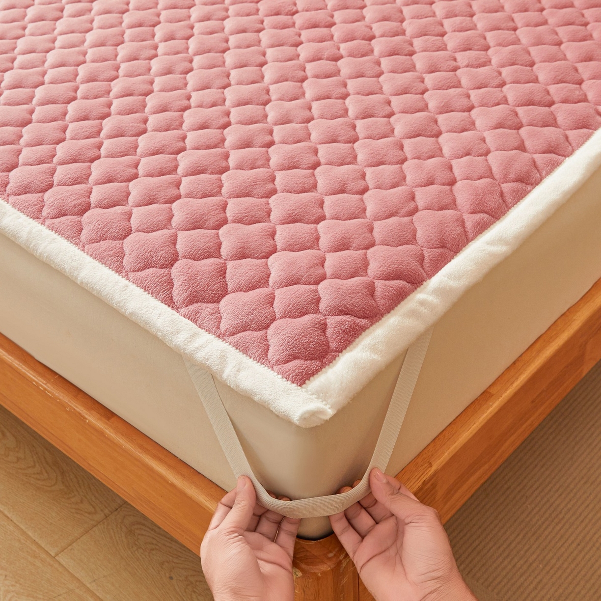 91家纺网 家纺一手货源 找家纺 初心家纺 2025新款高克重牛奶绒印花夹棉床垫 豆沙粉