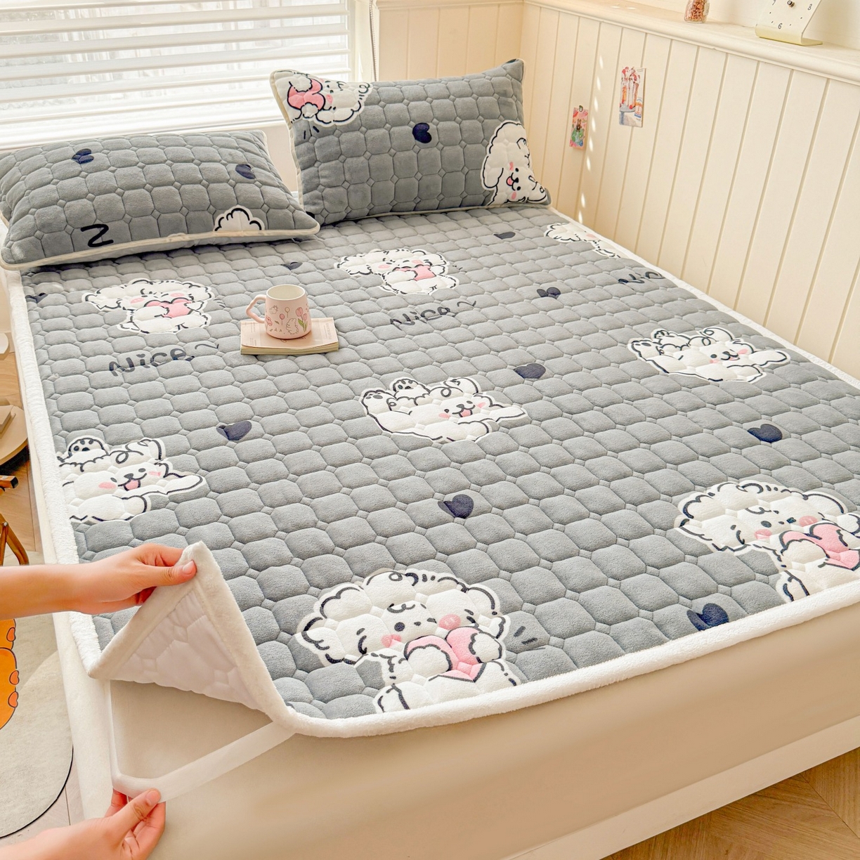 91家纺网 家纺一手货源 找家纺 初心家纺 2025新款高克重牛奶绒印花夹棉床垫 小狗日记