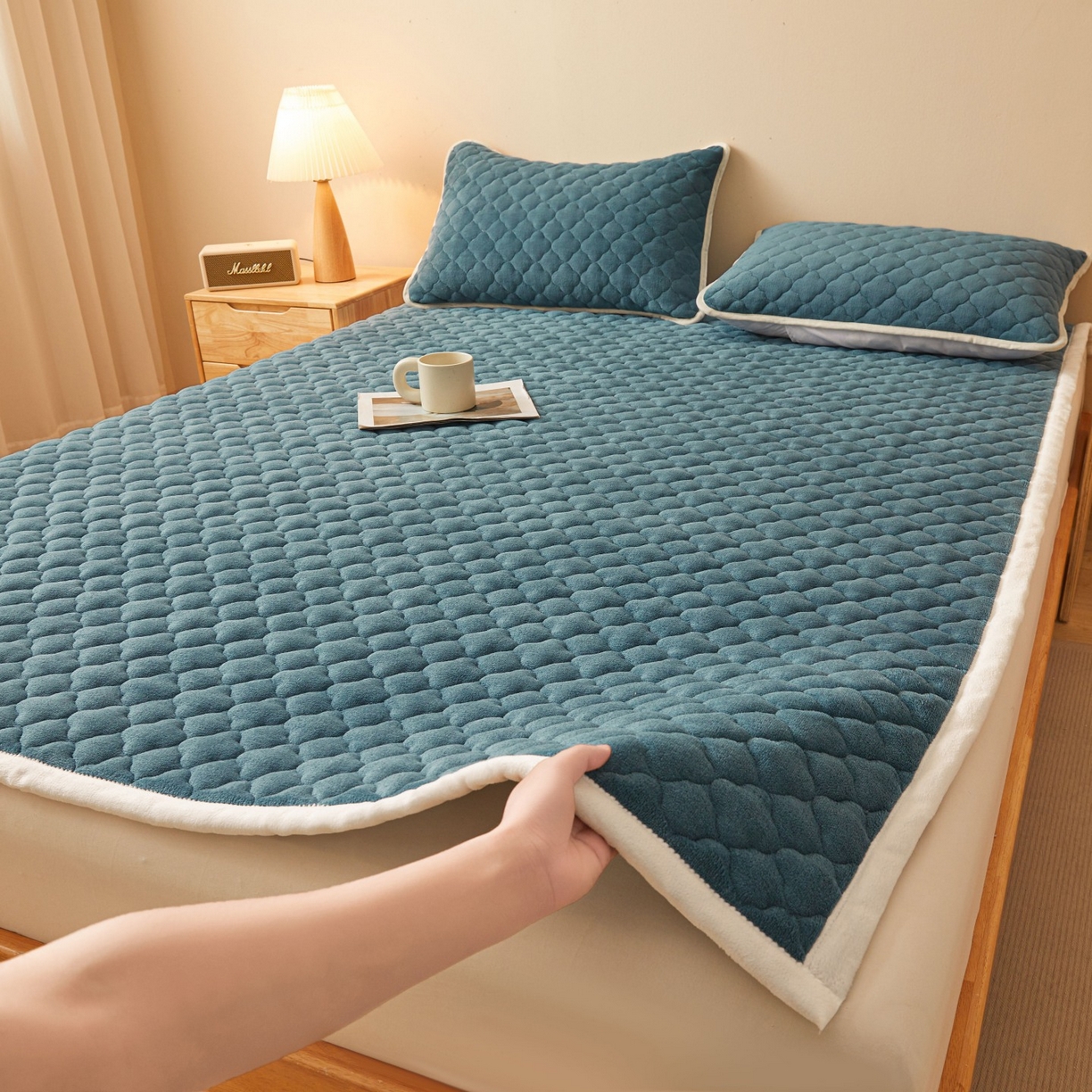 91家纺网 家纺一手货源 找家纺 初心家纺 2025新款高克重牛奶绒印花夹棉床垫 海洋蓝