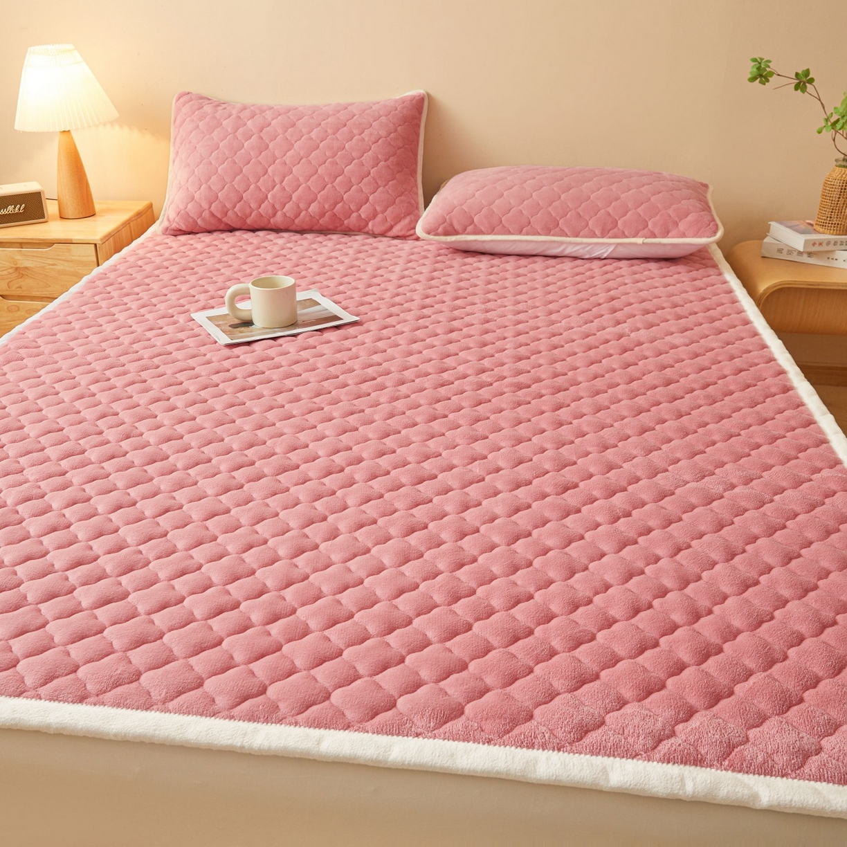 91家纺网 家纺一手货源 找家纺 初心家纺 2025新款高克重牛奶绒印花夹棉床垫 豆沙粉