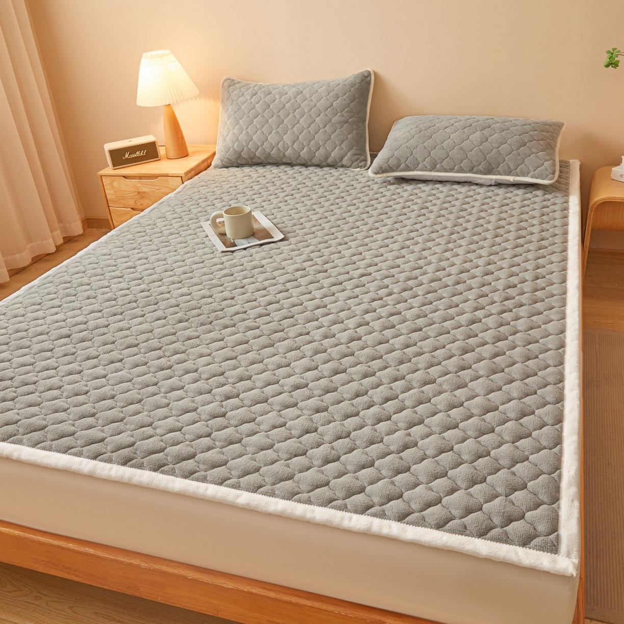 91家纺网 家纺一手货源 找家纺 初心家纺 2025新款高克重牛奶绒印花夹棉床垫 时尚灰