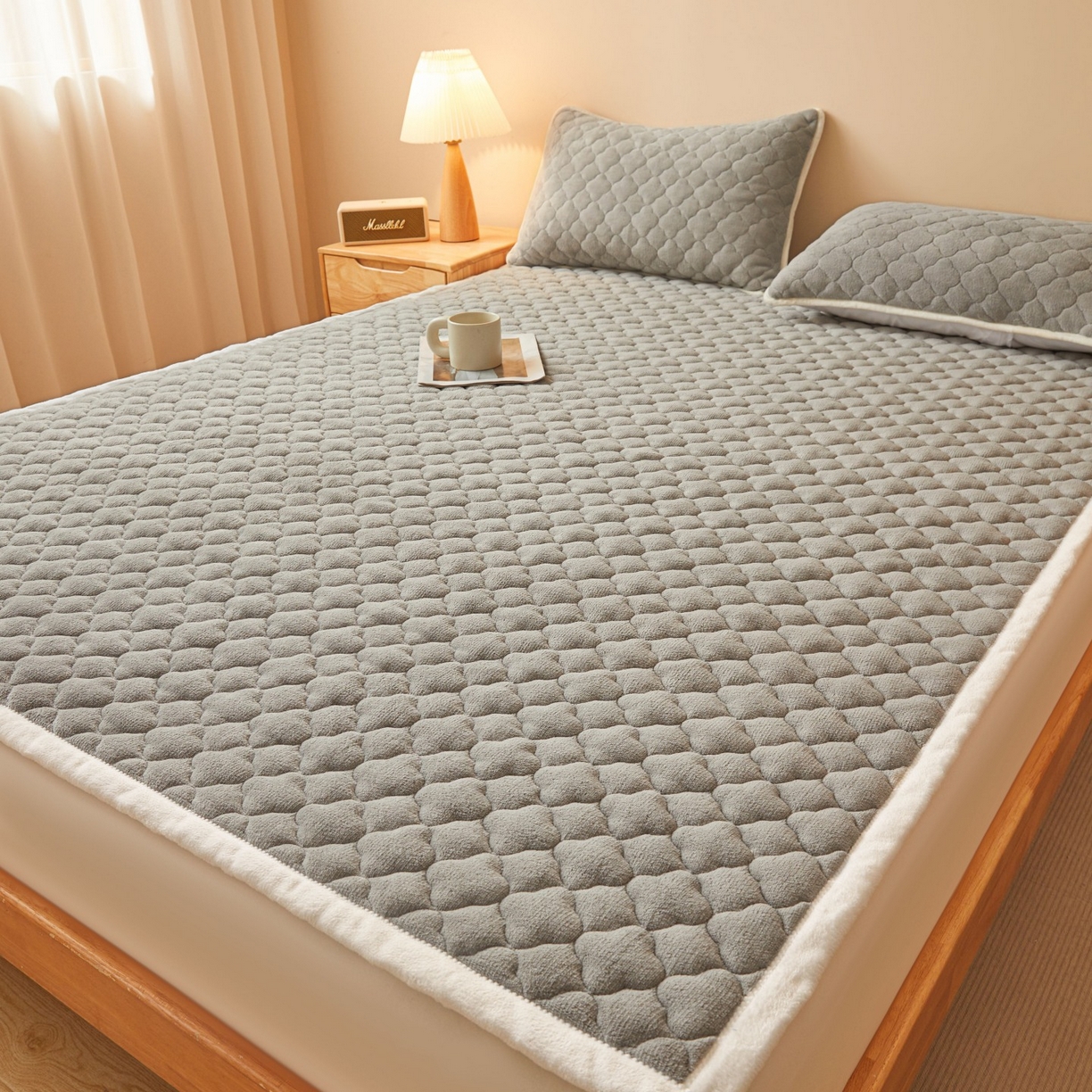 91家纺网 家纺一手货源 找家纺 初心家纺 2025新款高克重牛奶绒印花夹棉床垫 时尚灰