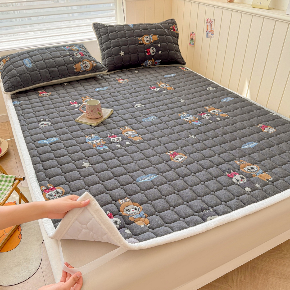 91家纺网 家纺一手货源 找家纺 初心家纺 2025新款高克重牛奶绒印花夹棉床垫 LA布布