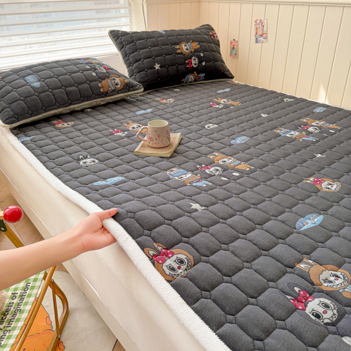 91家纺网 家纺一手货源 找家纺 初心家纺 2025新款高克重牛奶绒印花夹棉床垫 LA布布