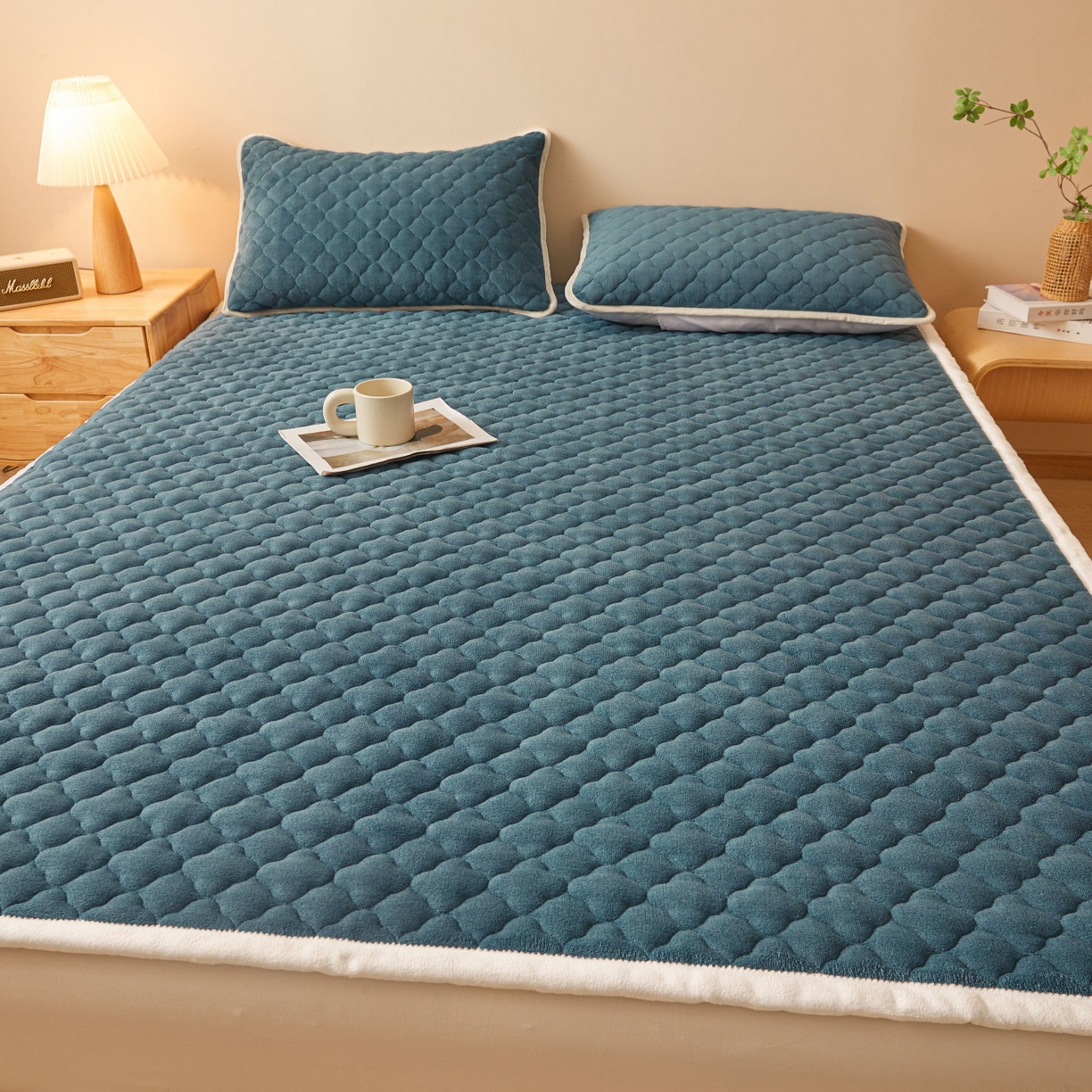 91家纺网 家纺一手货源 找家纺 初心家纺 2025新款高克重牛奶绒印花夹棉床垫 海洋蓝