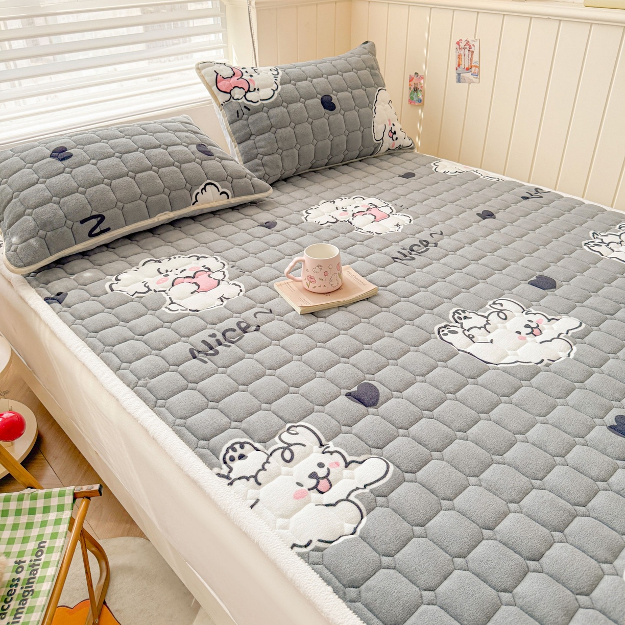 91家纺网 家纺一手货源 找家纺 初心家纺 2025新款高克重牛奶绒印花夹棉床垫 小狗日记