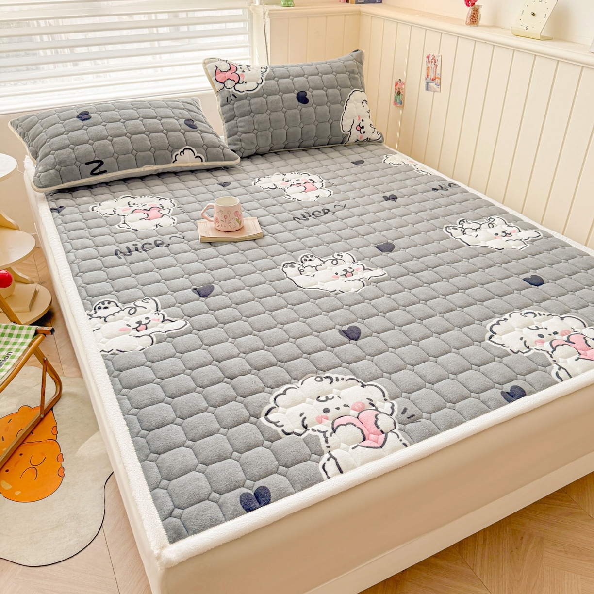 91家纺网 家纺一手货源 找家纺 初心家纺 2025新款高克重牛奶绒印花夹棉床垫 小狗日记