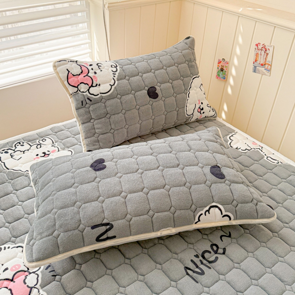 91家纺网 家纺一手货源 找家纺 初心家纺 2025新款高克重牛奶绒印花夹棉床垫 小狗日记