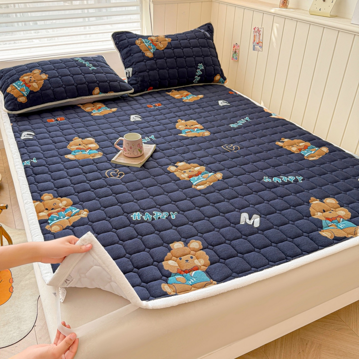 91家纺网 家纺一手货源 找家纺 初心家纺 2025新款高克重牛奶绒印花夹棉床垫 HAPPY狗