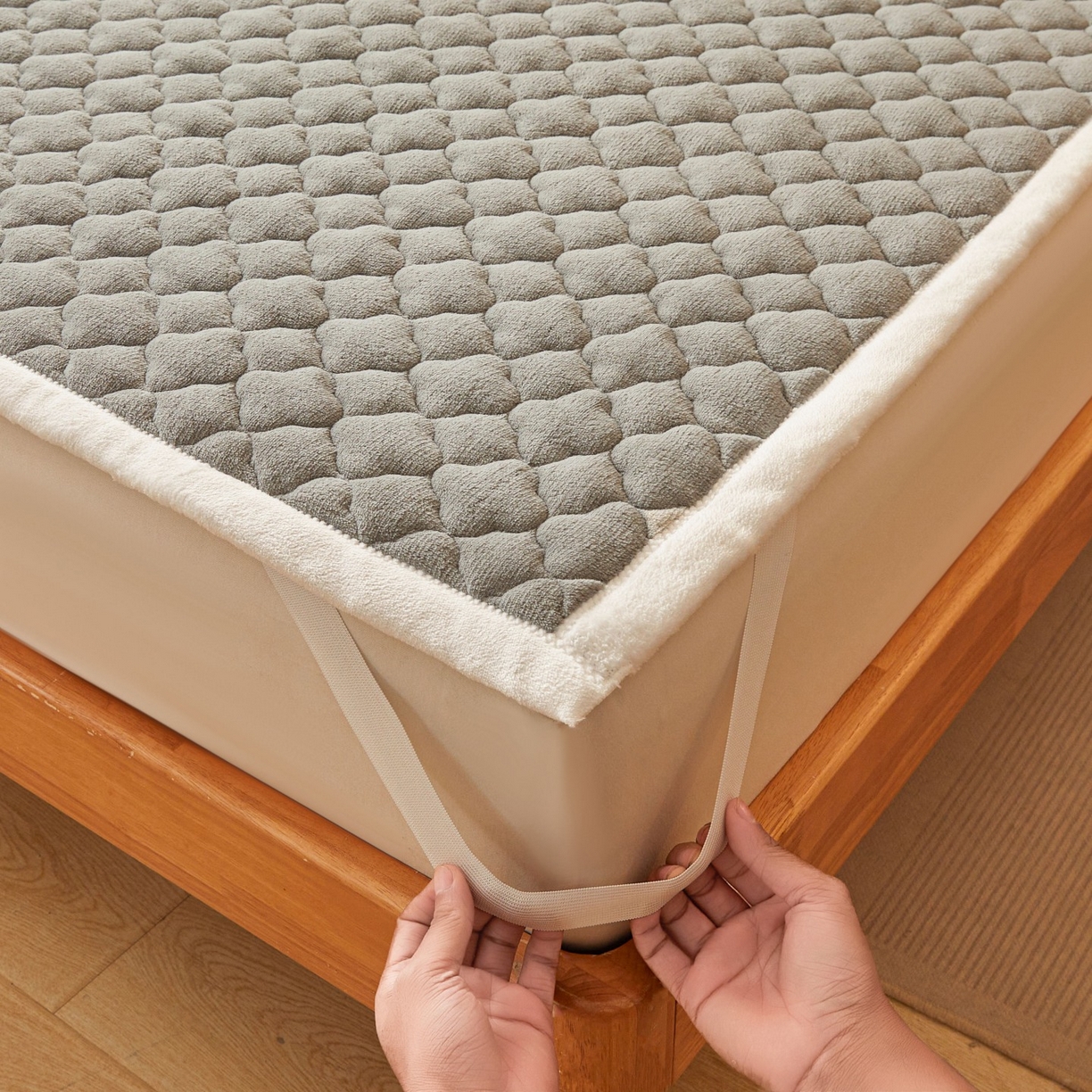 91家纺网 家纺一手货源 找家纺 初心家纺 2025新款高克重牛奶绒印花夹棉床垫 时尚灰