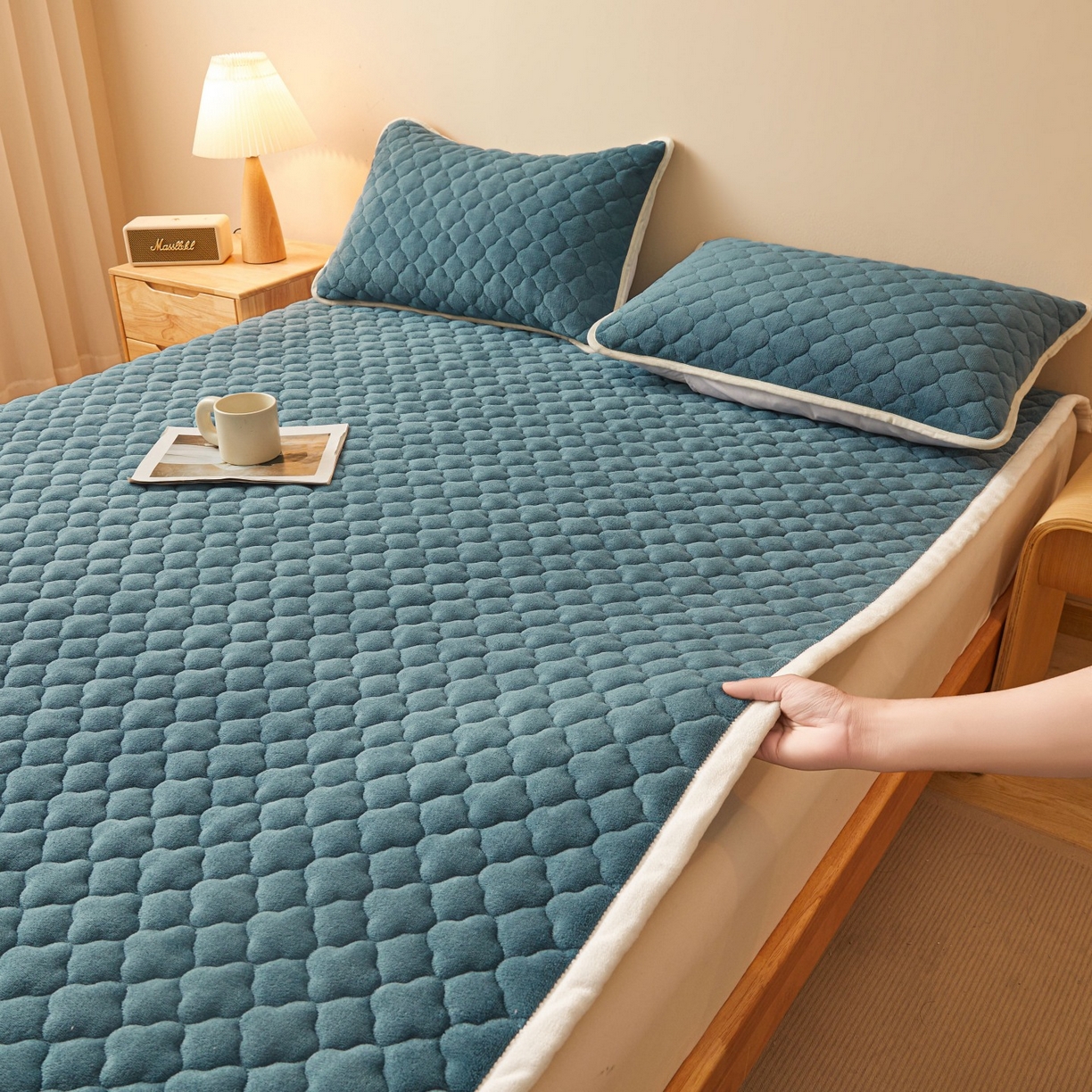 91家纺网 家纺一手货源 找家纺 初心家纺 2025新款高克重牛奶绒印花夹棉床垫 海洋蓝