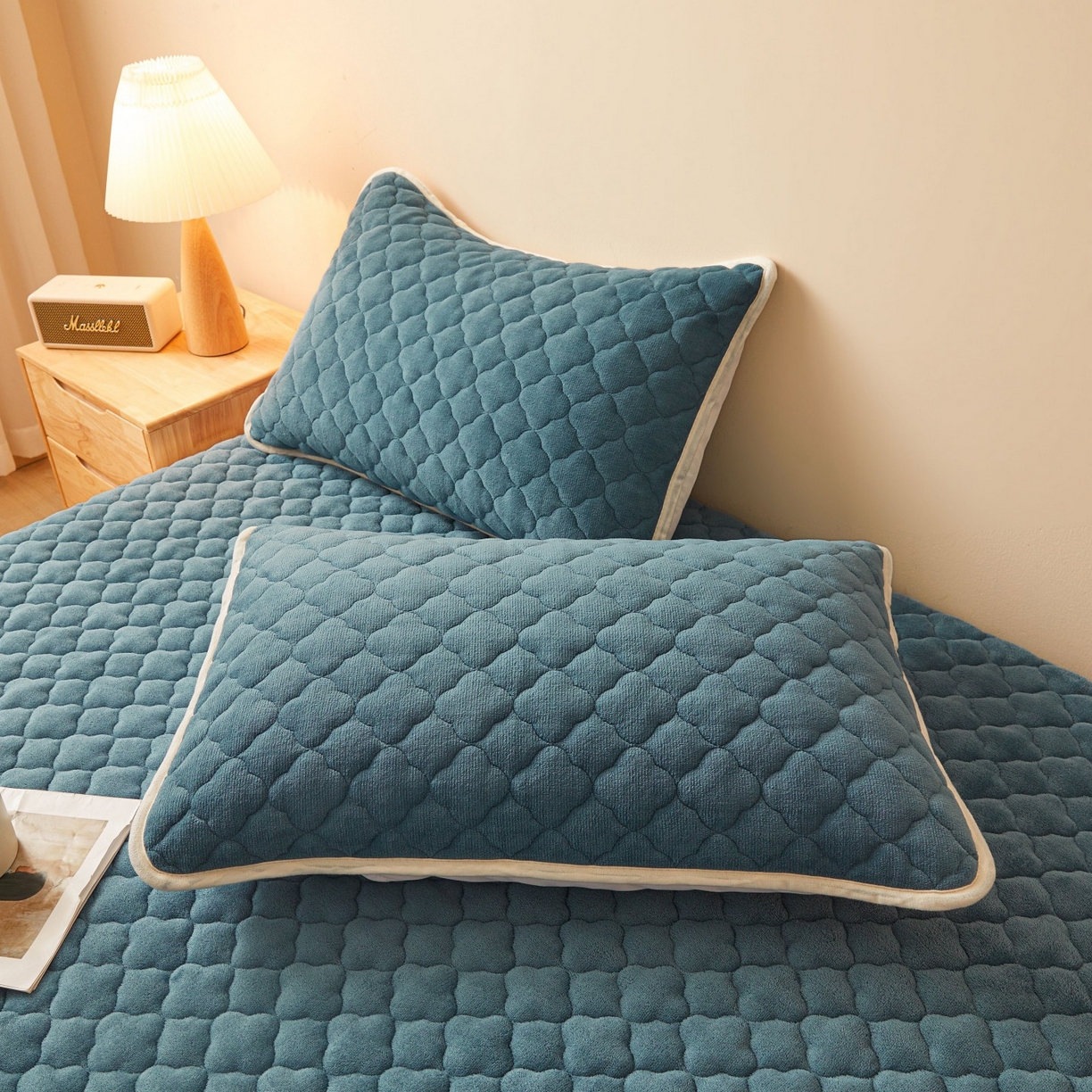 91家纺网 家纺一手货源 找家纺 初心家纺 2025新款高克重牛奶绒印花夹棉床垫 海洋蓝