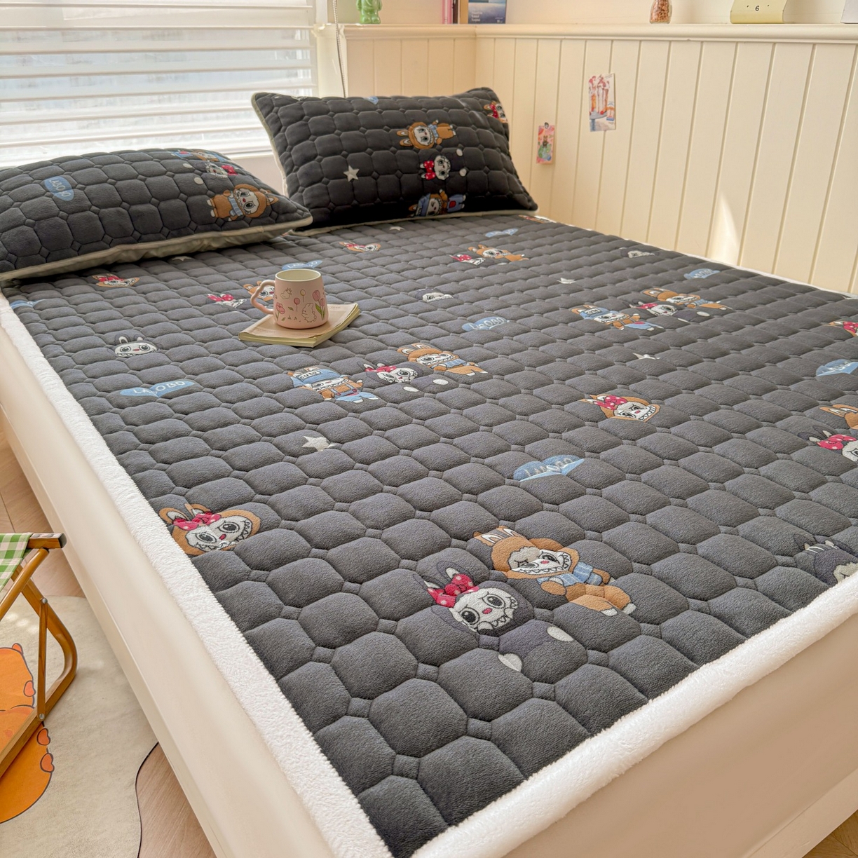 91家纺网 家纺一手货源 找家纺 初心家纺 2025新款高克重牛奶绒印花夹棉床垫 LA布布