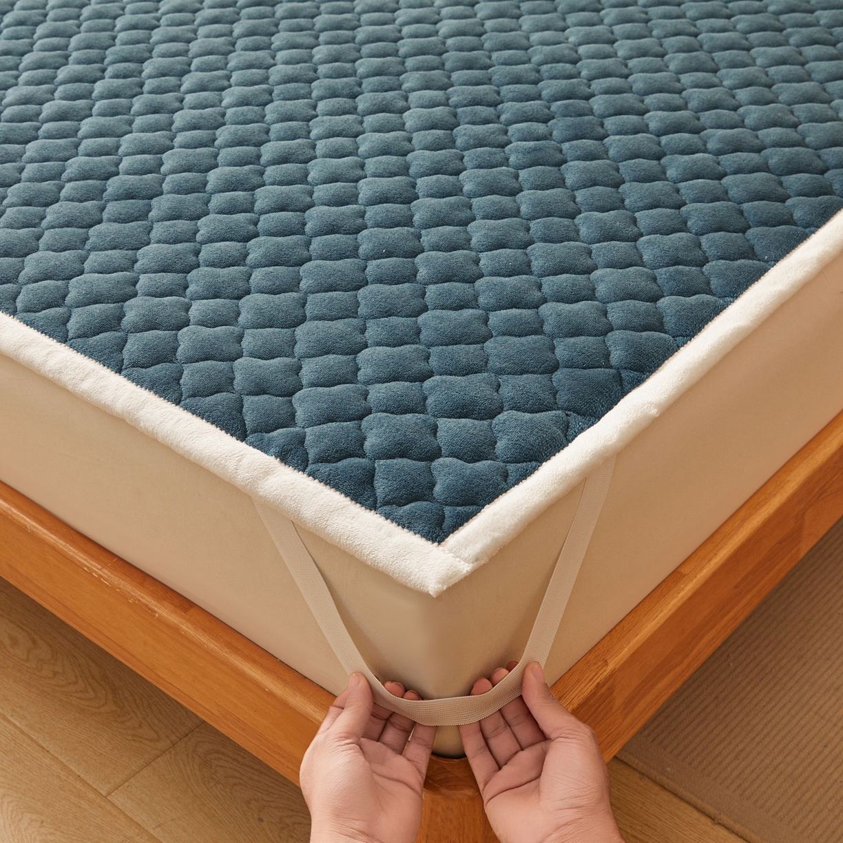 91家纺网 家纺一手货源 找家纺 初心家纺 2025新款高克重牛奶绒印花夹棉床垫 海洋蓝