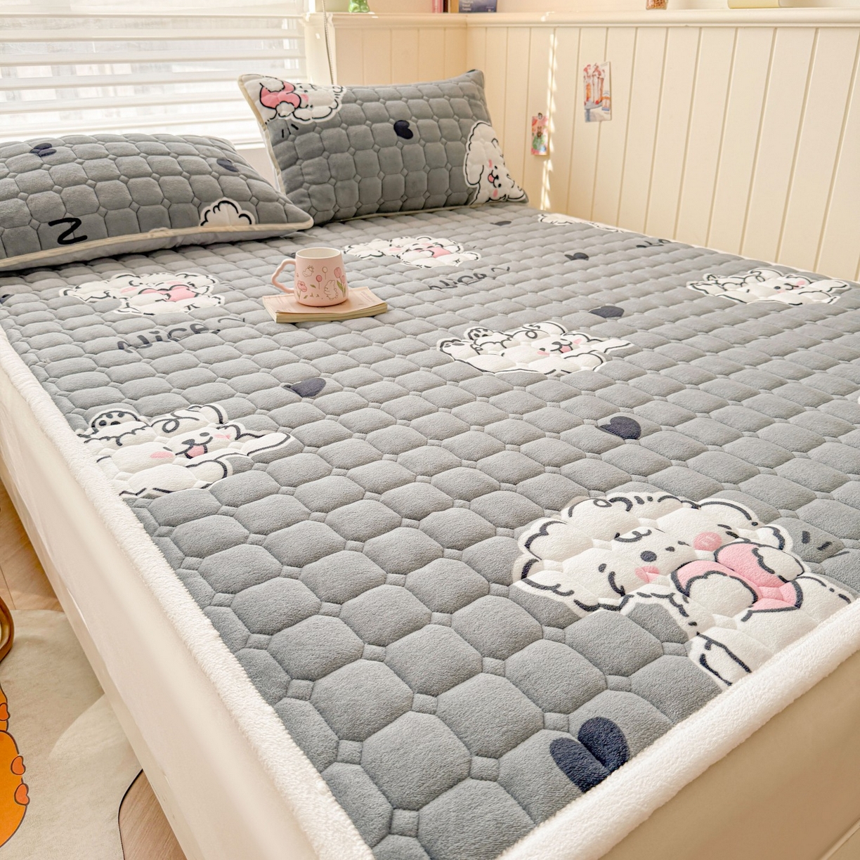 91家纺网 家纺一手货源 找家纺 初心家纺 2025新款高克重牛奶绒印花夹棉床垫 小狗日记
